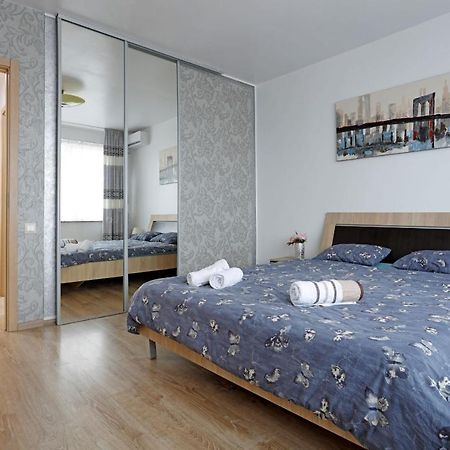 Cozy Apartment With A View Bukares Bagian luar foto