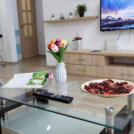 Cozy Apartment With A View Bukares Bagian luar foto