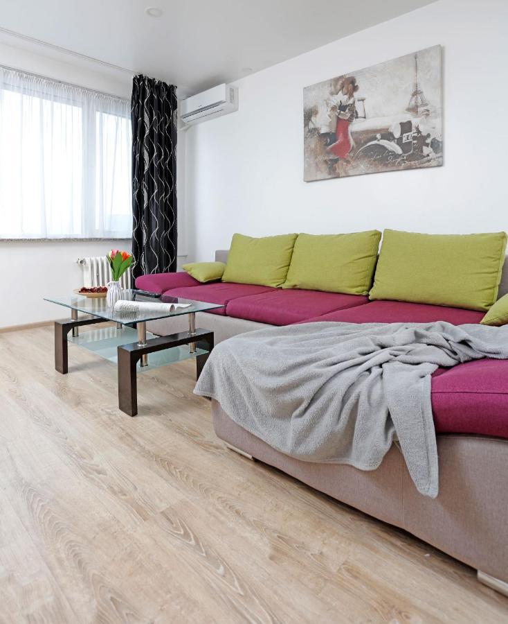 Cozy Apartment With A View Bukares Bagian luar foto