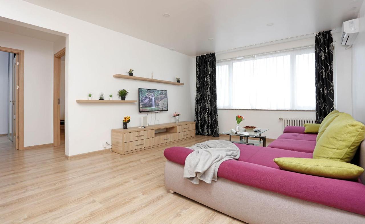 Cozy Apartment With A View Bukares Bagian luar foto